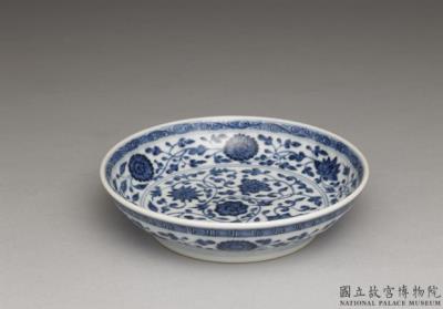 图片[2]-Dish with Indian lotus scrolls in underglaze blue, Qing dynasty, Qianlong reign (1736-1795)-China Archive